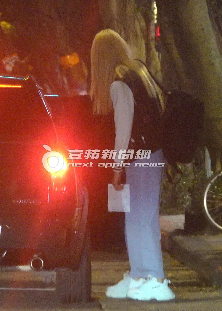 綠色Mini Cooper Clubman再度出現，接王心恬上車。特勤中心攝