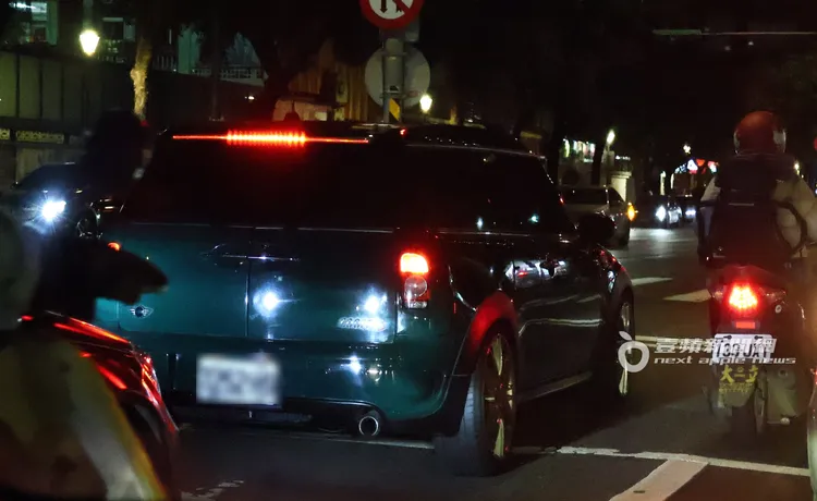 王心恬離開工作室後，坐上要價157萬起的綠色Mini Cooper Clubman。特勤中心攝