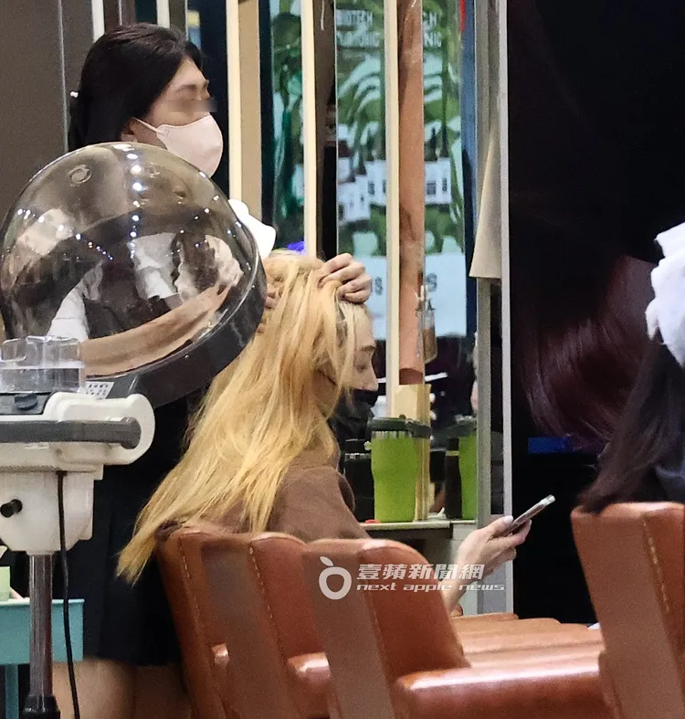 王心恬（右）坐在髮廊裡準備洗頭。特勤中心攝