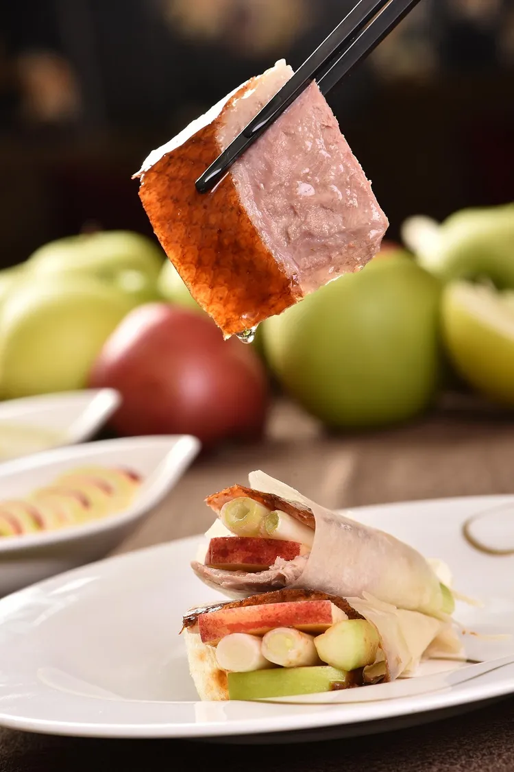 「潮品集．潮坊」特選肉質細緻3.5-4公斤的宜蘭櫻桃鴨種，費時費工的料理過程，讓老饕品嘗經典美味。「潮品集‧潮坊」提供