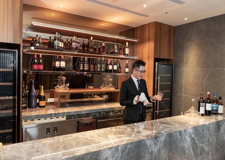 「立春饗鴨感恩季」期間再享餐廳特選指定紅、白酒款買一送一，讓消費者品酩道地美酒。「潮品集‧潮坊」提供