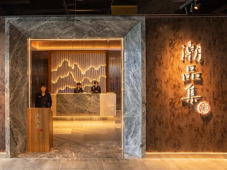 「潮品集‧潮坊」插旗信義區，2/20至4/30祭出「立春饗鴨感恩季」，凡單點「片皮鮮汁鴨」任選二吃、再送一吃，售價2880元起。「潮品集‧潮坊」提供