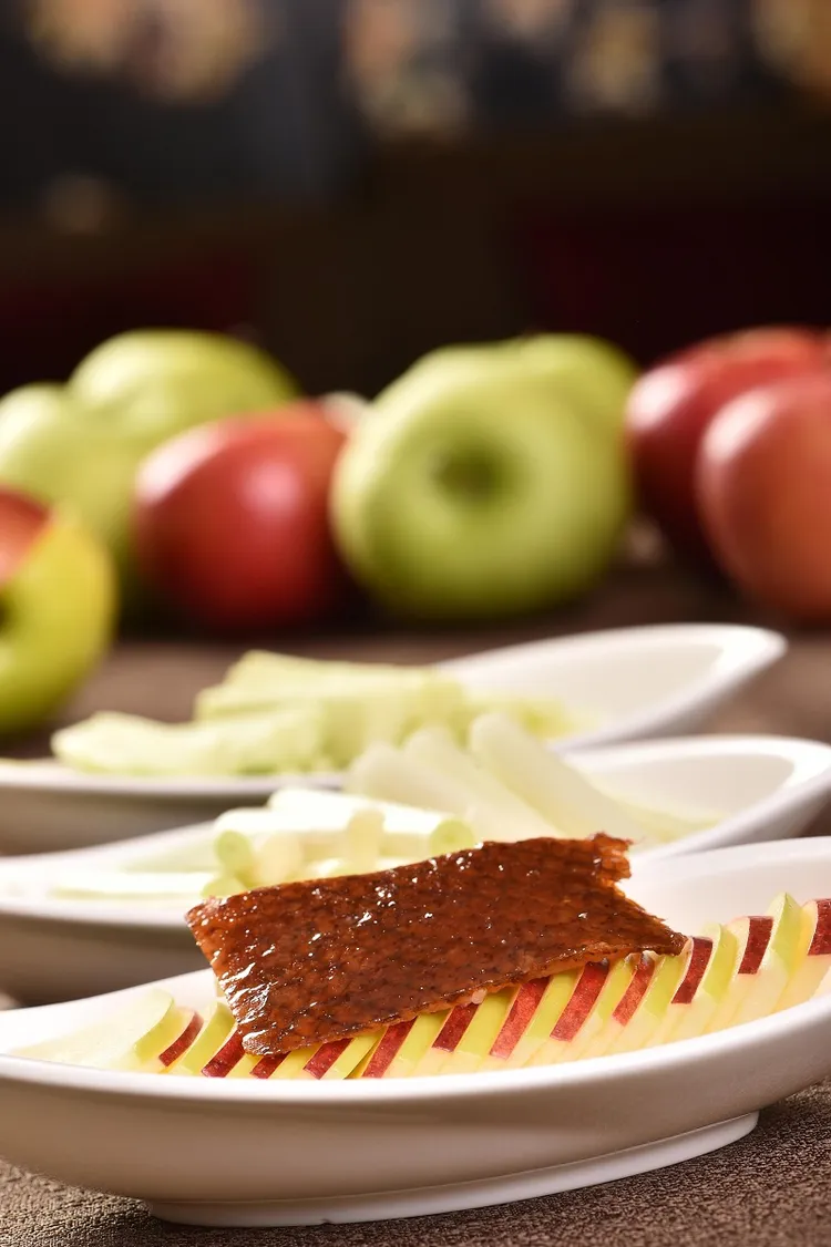 「立春饗鴨感恩季」推七種烤鴨料理手法、任擇二吃再送一吃，首推「雙蘋片皮鴨」香脆的外皮、肉汁鮮美是饕客的最愛。「潮品集‧潮坊」提供