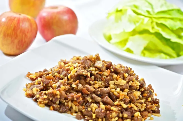 除了經典的片鴨外，若春天想來品嘗清爽佳餚，則可選擇「好蘋鴨鬆」，鴨肉爆炒後，拌入蘋果再配上生菜，開胃又不膩口。「潮品集‧潮坊」提供