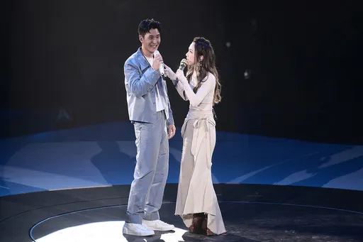 周興哲紅磡開唱驚喜合體鄧紫棋 未婚妻趙岱新奔香港盯場
