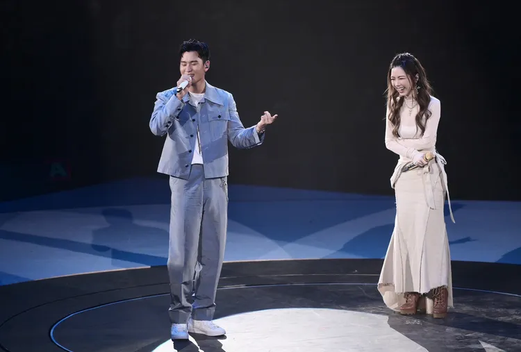 鄧紫棋與周興哲開心互動。星空飛騰提供