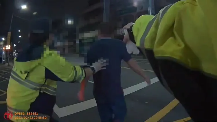 吳姓消防員擔心陳男發生意外試圖拉住他。新北市消防局提供