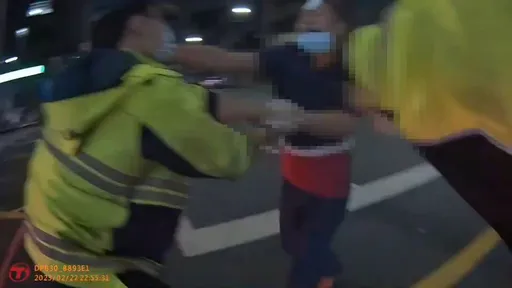 消防員送跌傷醉漢就醫 好心被雷親!醉漢重拳狂毆畫面曝光