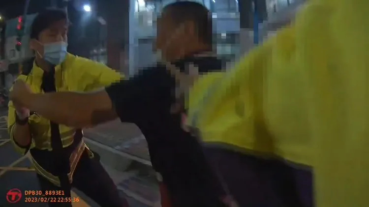一旁消防員上前阻止陳男暴力行為。新北市消防局提供