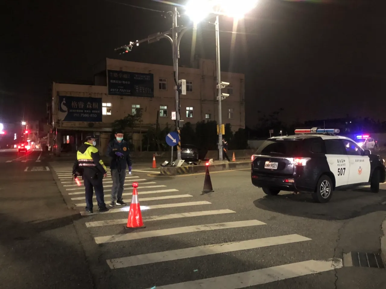 警方封鎖現場採集相關跡證,釐清相關肇因。讀者提供
