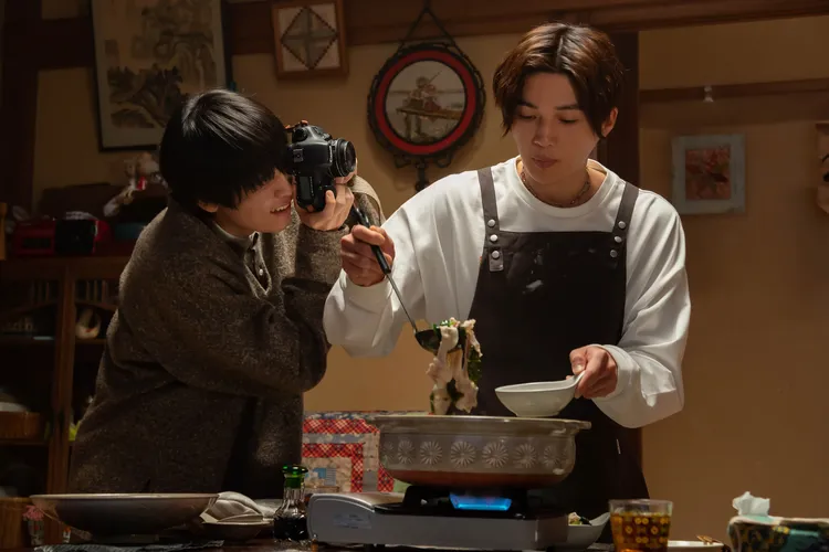 八木勇征（右）在《美麗的他2》第二集當中，下廚為萩原利久做做飯。采昌國際多媒體提供