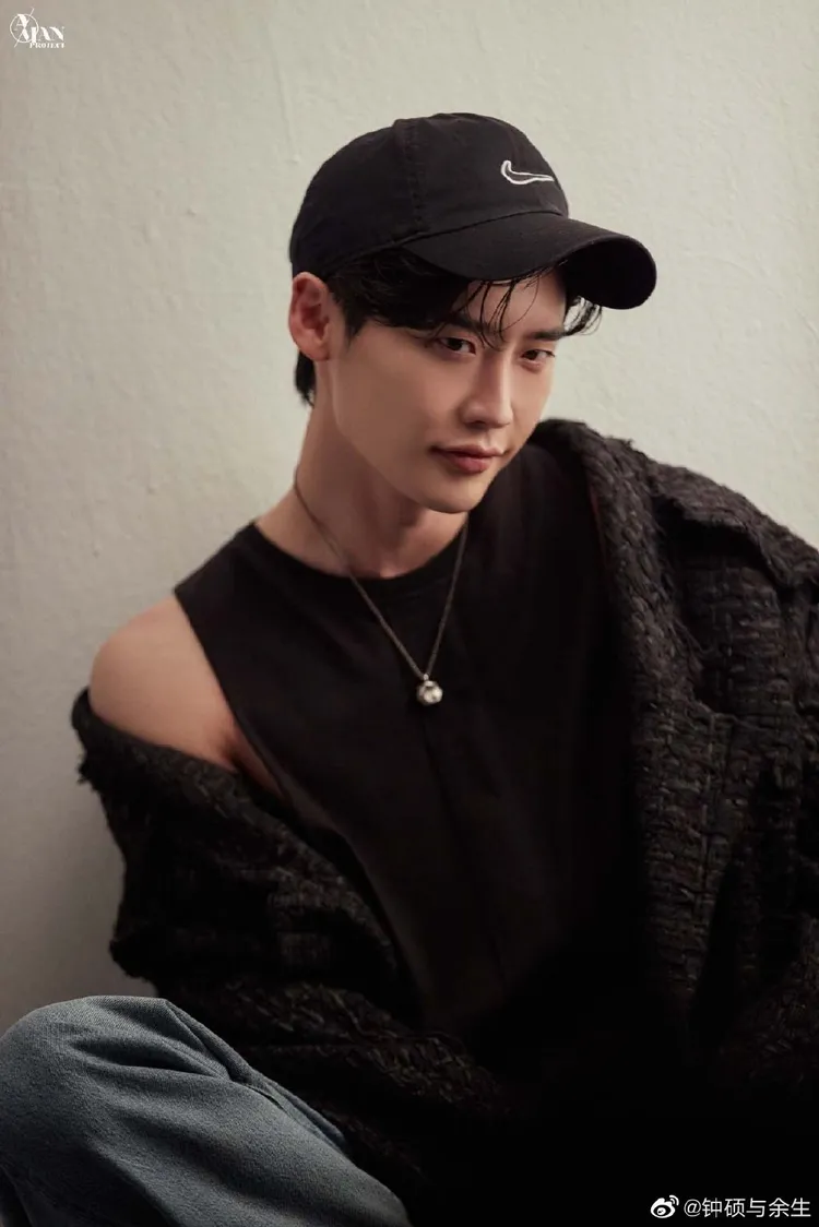 李鍾碩是外型與演技兼具的韓國男星。翻攝鍾碩與餘生微博