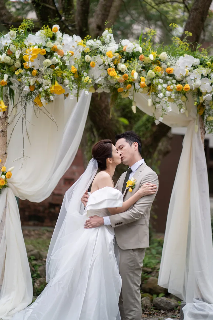 新郎新娘接吻。汗土娛樂提供