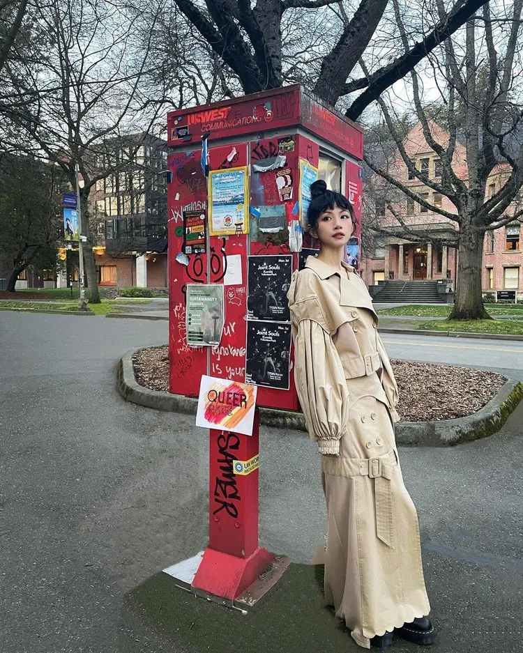 李千娜逛華盛頓大學的美照中，穿著台灣設計師品牌Seivson解構設計長風衣洋裝，搭配Dr. Martens「馬汀鞋」漂亮又率性。翻攝n_a_n_a_l_e_e IG