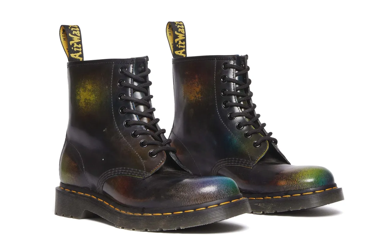 Dr. Martens 1460 For Pride新靴款,鞋面同時採用黑色、彩色兩種皮革,7980元。品牌提供