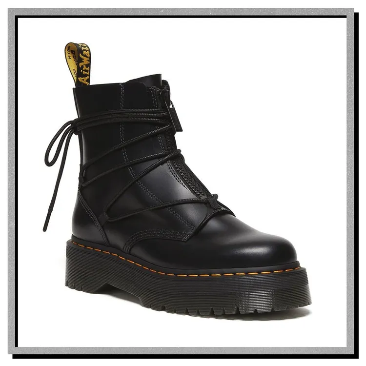 李千娜所穿Dr. Martens綁帶拉鍊中筒靴，9880元。品牌提供