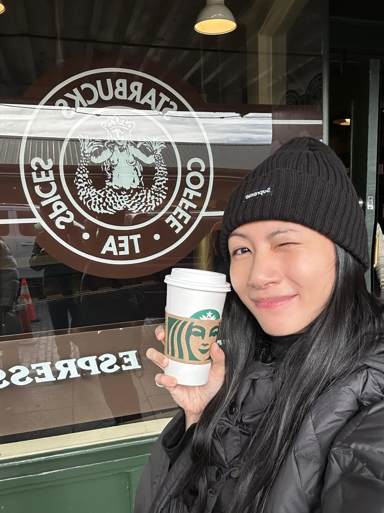 她朝聖了世界第一間星巴克。翻攝李千娜臉書