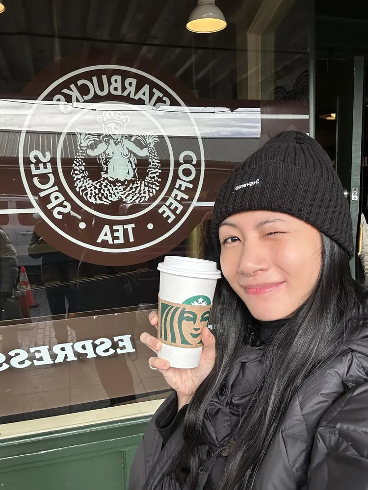 她朝聖了世界第一間星巴克。翻攝李千娜臉書