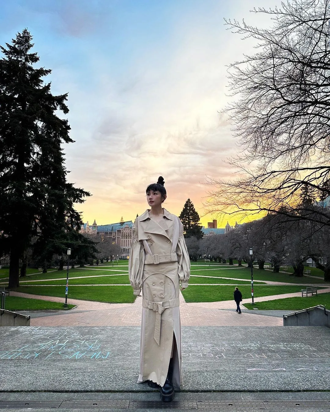 李千娜逛華盛頓大學的美照中,穿著台灣設計師品牌Seivson解構設計長風衣洋裝,搭配Dr. Martens「馬汀鞋」漂亮又率性。翻攝n_a_n_a_l_e_e IG