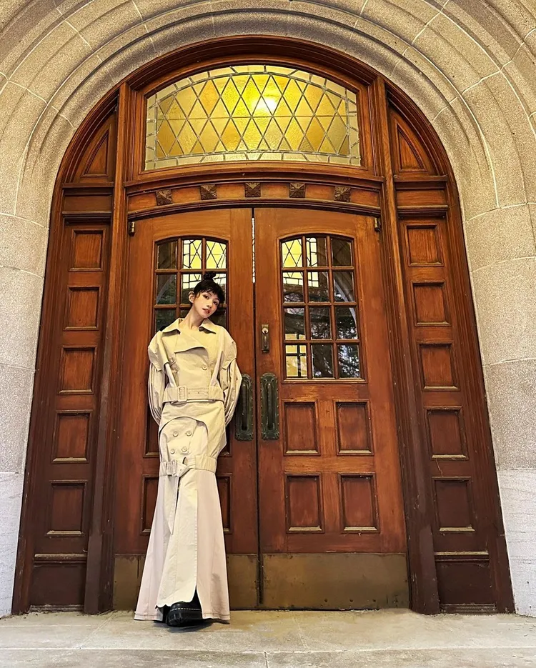 李千娜逛華盛頓大學的美照中，穿著台灣設計師品牌Seivson解構設計長風衣洋裝，搭配Dr. Martens「馬汀鞋」漂亮又率性。翻攝n_a_n_a_l_e_e IG