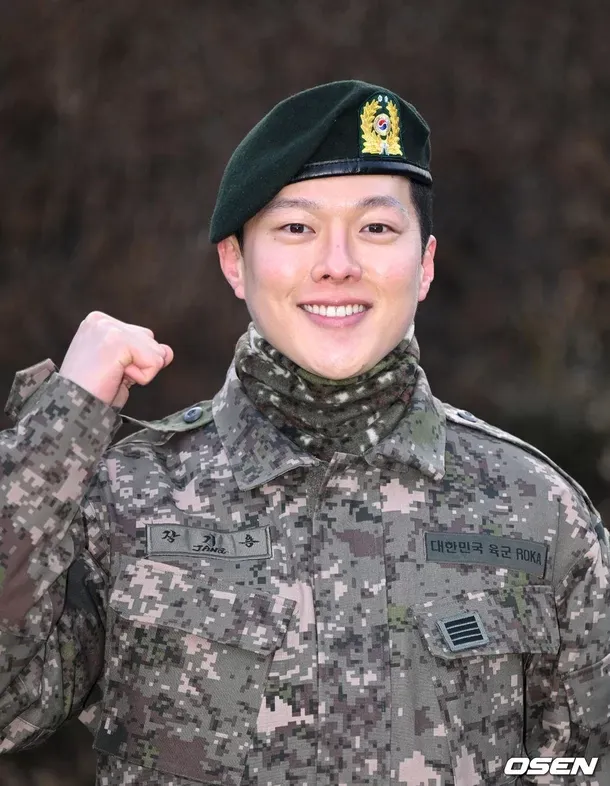 張基隆今天退伍，開心和大家打招呼。翻攝OSEN