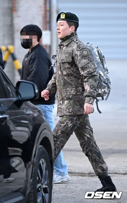 張基龍退伍，明顯有雙下巴。翻攝OSEN