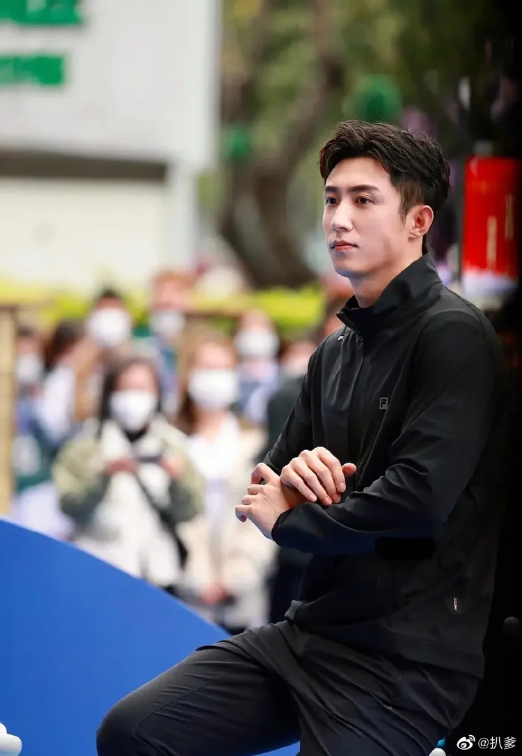 黃景瑜今天在廣州出席活動。翻攝扒爹微博