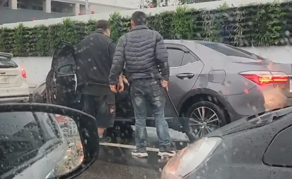 有網友說是比球棒更危險的武士刀。翻攝臉書社團《爆料公社》