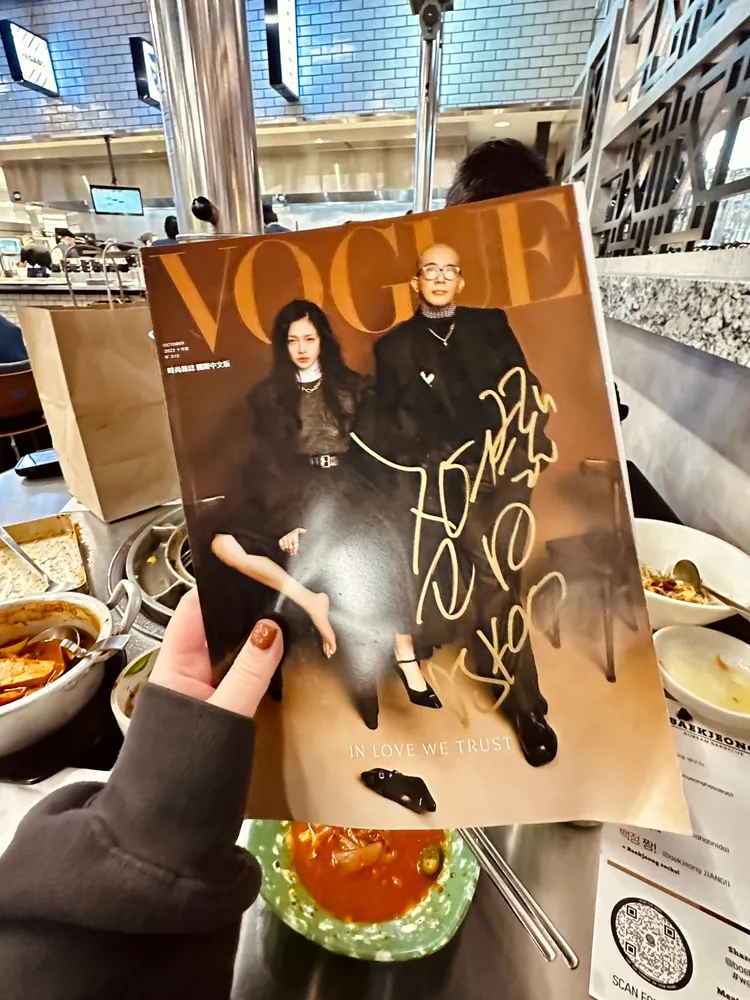 具俊曄送網友他和大S拍封面的《VOGUE》，並在上頭簽名留念。翻攝康熙萬事屋微博