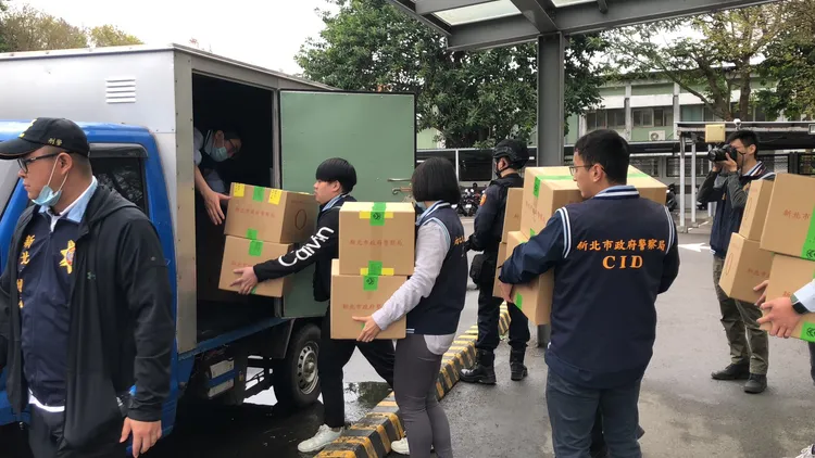 警方全副武裝搬運毒品。新北市刑大提供