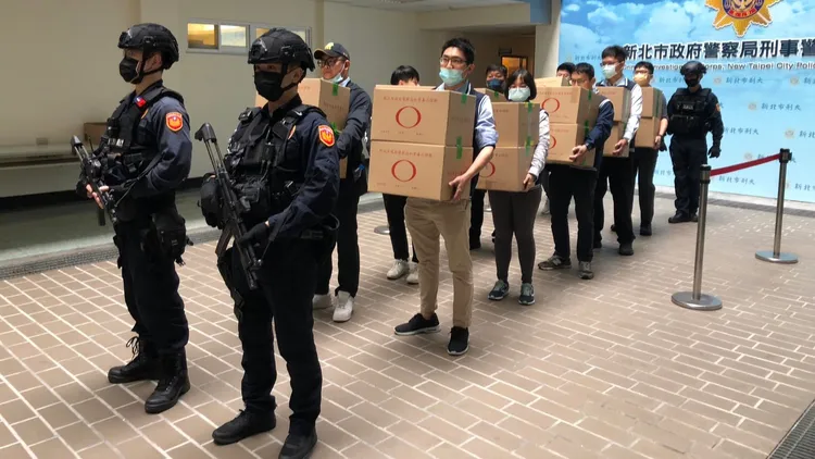 警方出動霹靂小組戒護運送過程。新北市刑大提供