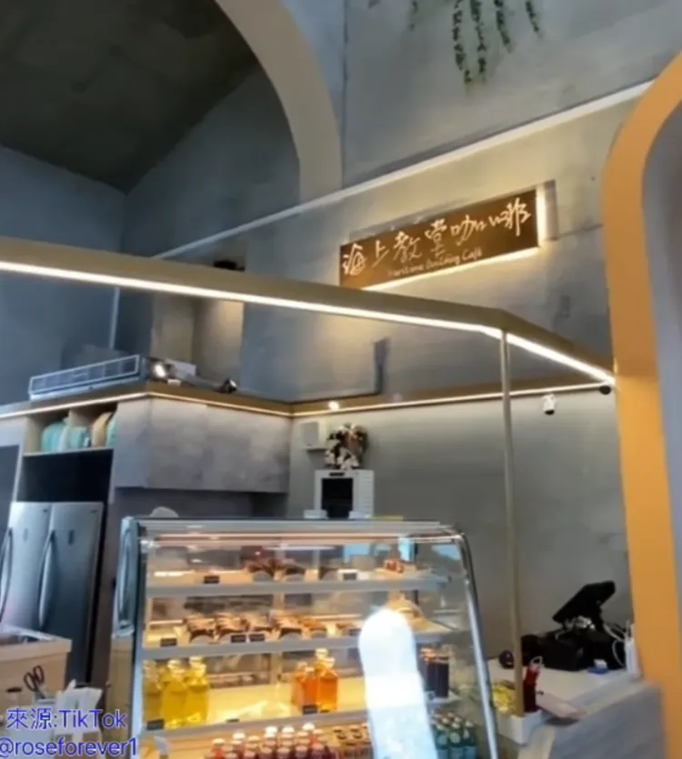 「海上教堂咖啡」位於屏東縣東港鎮。TikTok@roseforever1 提供