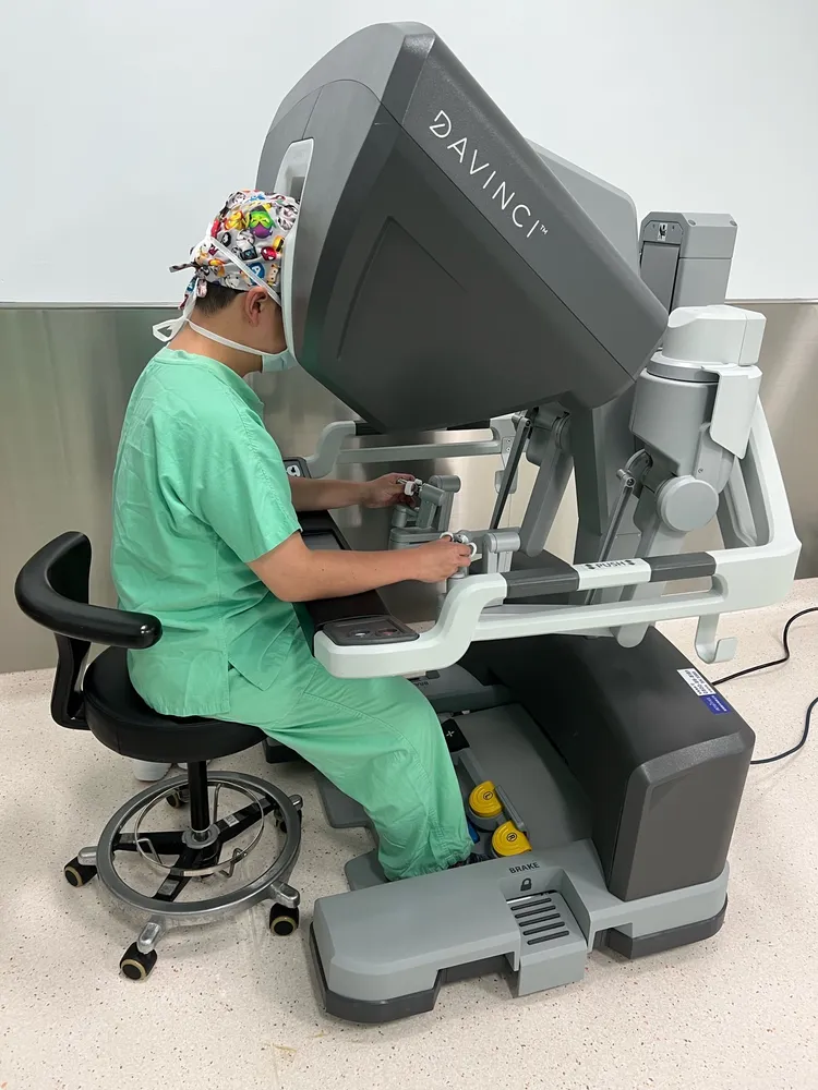 醫師操作達文西手臂情況。長庚醫院提供