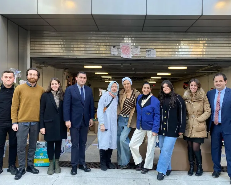 貝拉與土耳其之家志工合影，允諾將會再提供所有必要的幫助。翻攝bellahadid IG