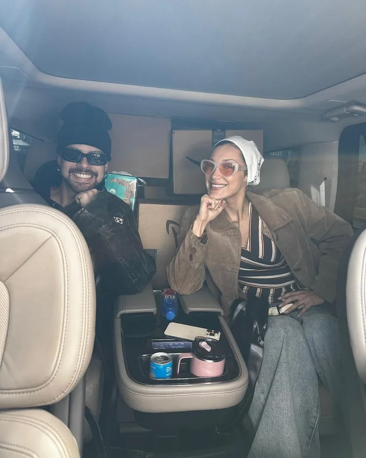 貝拉（右）在日前和髮型師好友Mustafa Yanaz帶著滿車援助物資到紐約曼哈頓下城的土耳其之家捐贈。翻攝bellahadid IG