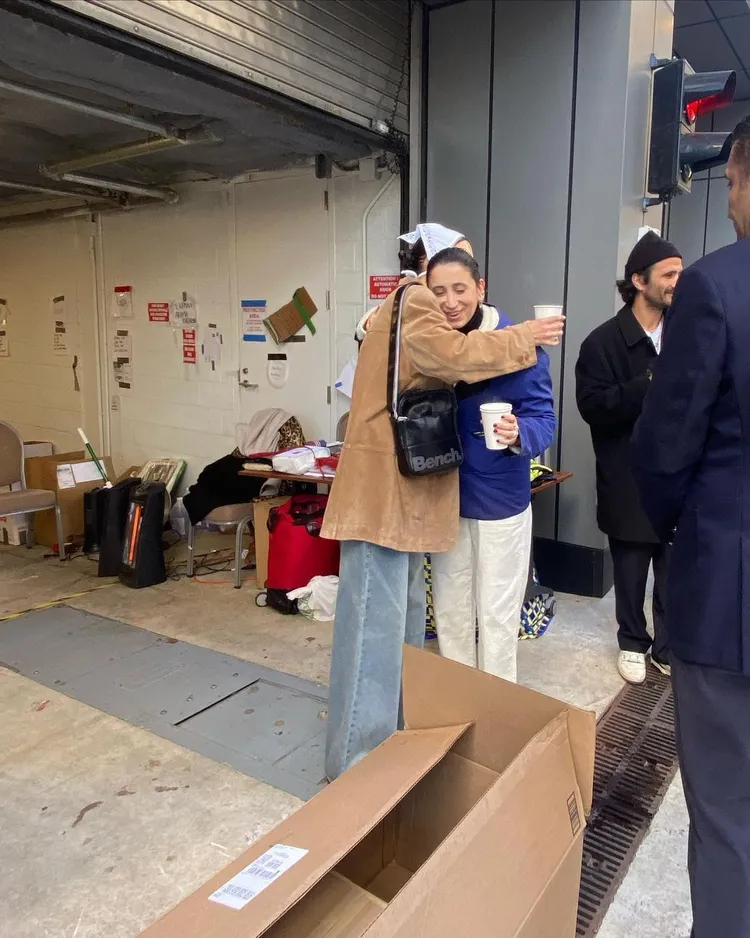 貝拉與土耳其之家震災援助志工相擁打氣。翻攝bellahadid IG