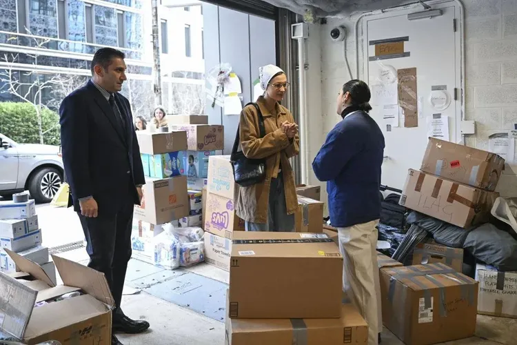 貝拉捐贈救急物資援助土耳其震災，並表示已準備好提供所有必要的幫助。翻攝bellahadid IG