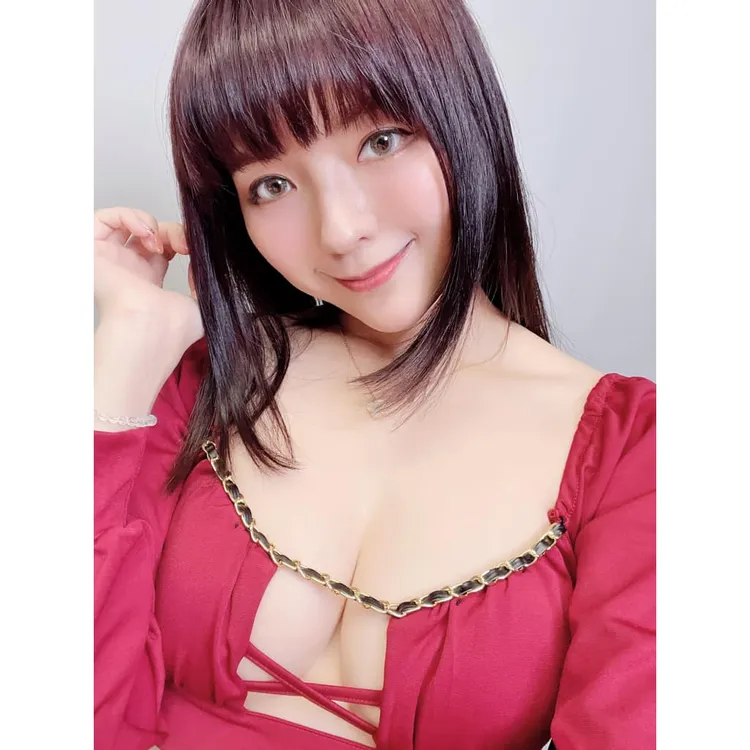 34歲的嘉義市議員田慎節（藝名Molly翎熹，從遊戲實況主界轉戰政治圈。翻攝《Molly翎熹》粉絲頁