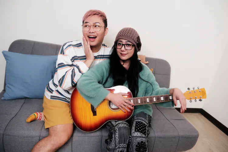 高慧君（右）到網紅那那大師的節目高歌。小鋼砲娛樂提供