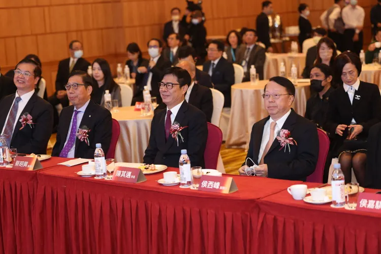 漢神百貨第三店將進駐「高雄捷運凹子底站旁商業區開發案」，左起高市副市長羅達生、富邦金控董事長蔡明興、高雄市長陳其邁、國揚集團創辦人侯西峰。讀者提供