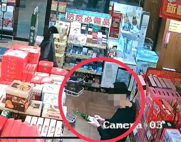李姓男子在賣場偷竊，不知行竊過程全被監視器拍下。讀者提供