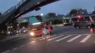 遇右轉的遊覽車未禮讓險些撞上。翻攝自臉書社團「Wowtchout - 地圖型行車紀錄器分享平台」
