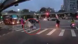 驚險片｜遊覽車右轉未禮讓險撞婦孺　網友轟「行人地獄就是台灣特色」