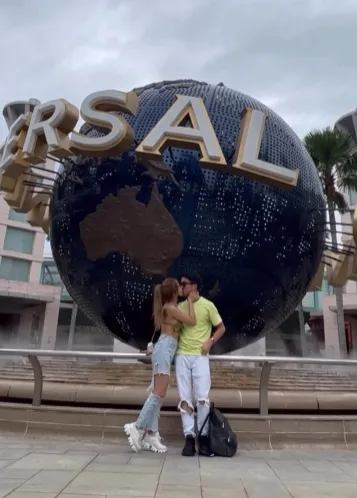 Gatita Yan親吻男友鄭偉盛。翻攝自IG gatitayan770