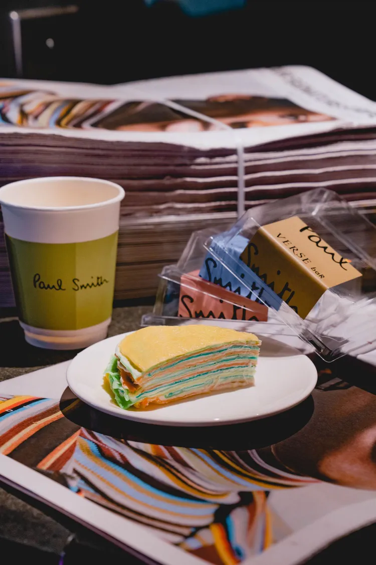 Paul Smith經典的彩色條紋融入拿鐵咖啡與千層蛋糕中。品牌提供