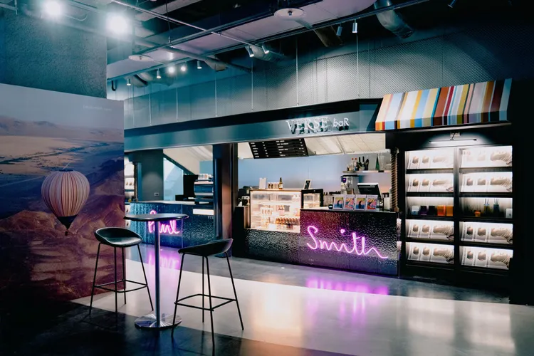 Paul Smith創意團隊在Paul Smith X VERSE baR Stripe Café空間中融入彩條雨棚、Logo霓虹燈、熱氣球包柱等品牌經典元素。品牌提供