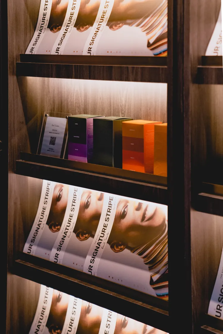 書報架上放置一整面Paul Smith彩條報刊，也將品牌4款全新香氛陳列其中，提供試香。品牌提供