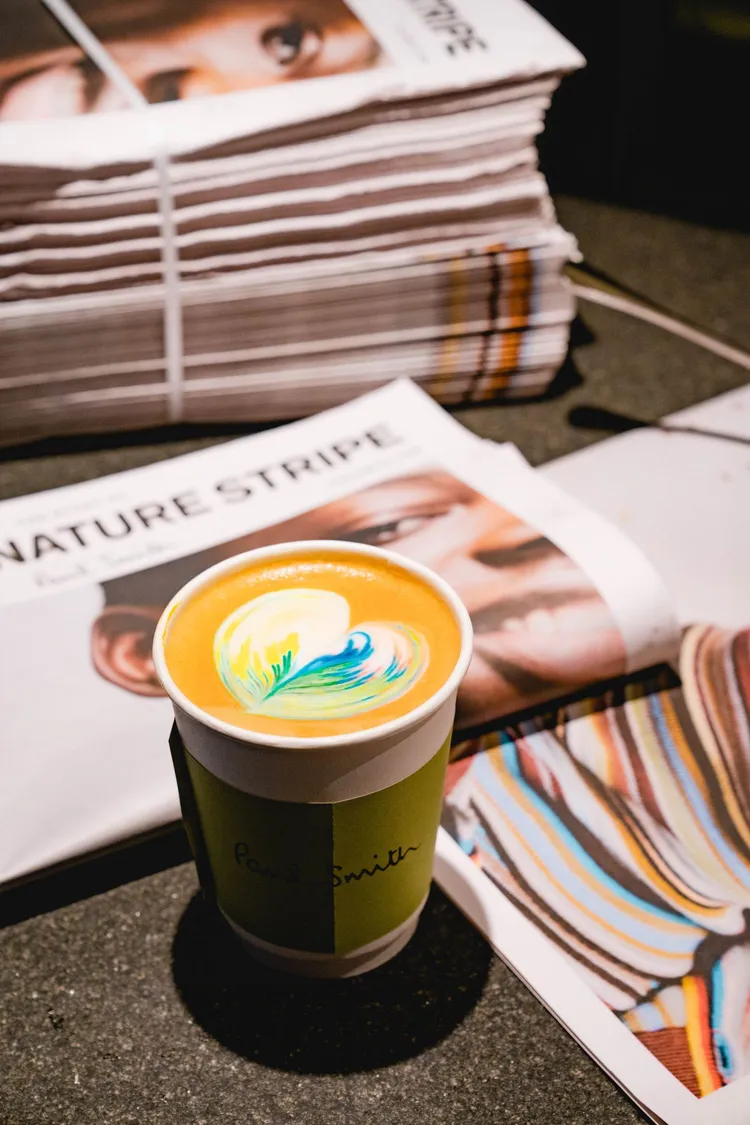 Paul Smith經典的彩色條紋融入拿鐵咖啡與千層蛋糕中。品牌提供