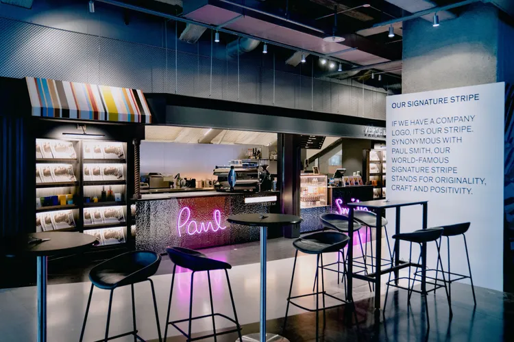 Paul Smith X VERSE baR Stripe Café從店面到咖啡、餐點都有著彩條元素設計，體現Paul Smith貼近日常的時尚生活哲學。品牌提供