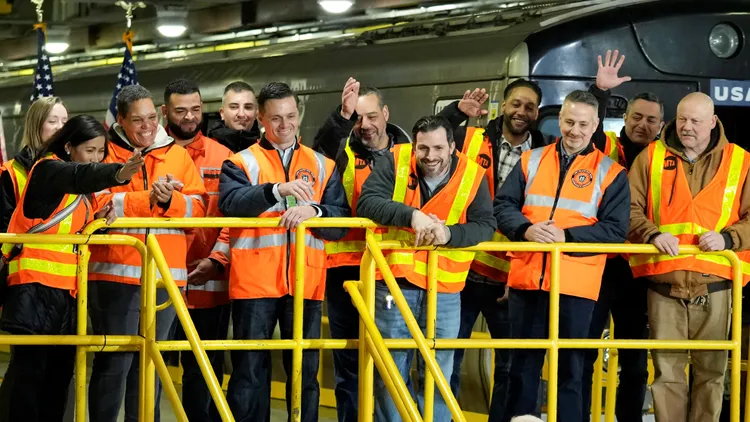 專家指出，至2030年代以後，中國人口結構更將不如美國，勞動力將陷於不足。圖為美國勞工。美聯社